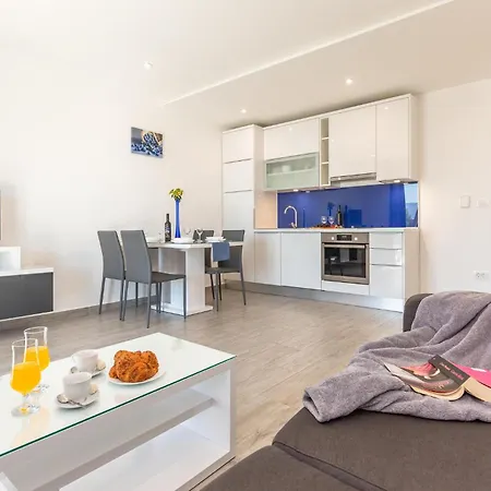Cozy In Medici With Kitchen شقة